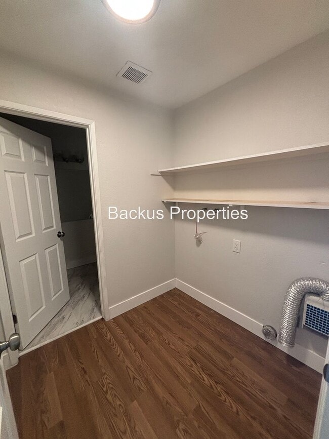 Building Photo - Updated three-bedroom unit in North Salinas