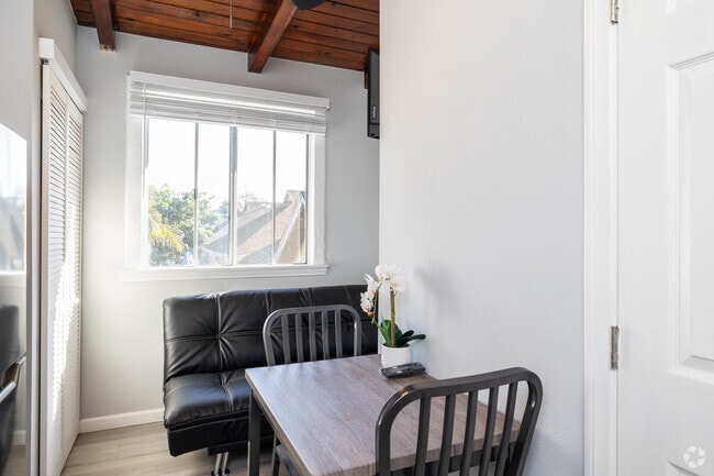 Studio - 137SF - Dining - Casas on Cordova Street