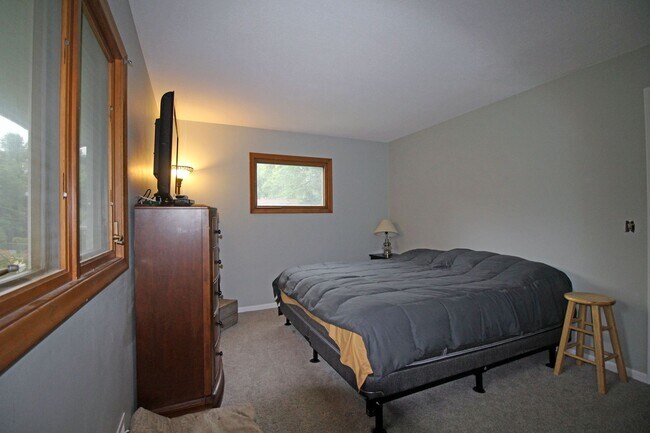 Building Photo - Beautifully updated 'Tonka rental available! 3 beds 2 baths in Royal Hills!