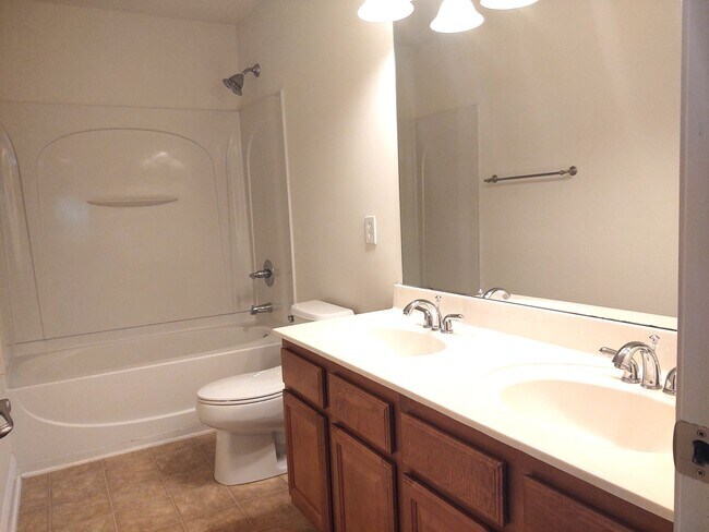 Building Photo - Beautiful Home located in the Hamilton Lak...