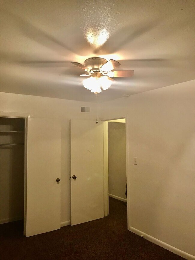 Building Photo - 2 Bedroom, 1 Bathroom Home in North Amarillo!