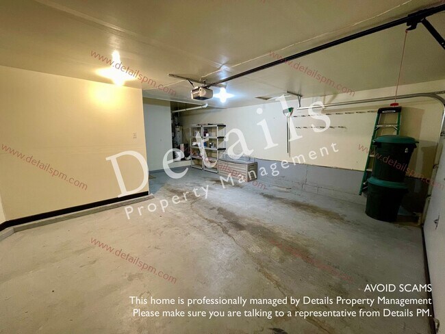 Building Photo - **APPLICATION PENDING** 3 BR bedroom Silverdale Townhouse