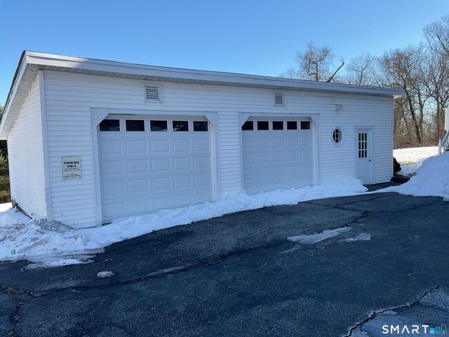 Building Photo - 405 Mohegan Ave Pkwy