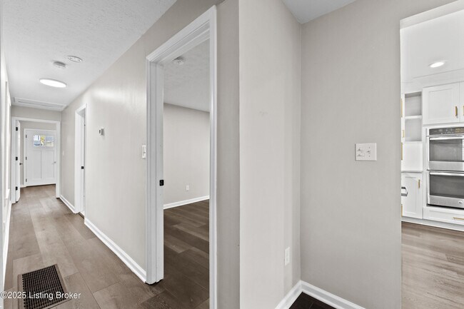 Building Photo - 1112 E Burnett Ave