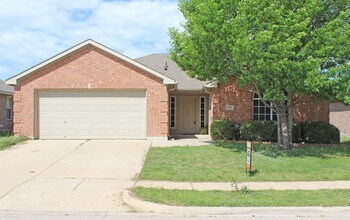 Building Photo - 4 Bedroom 2 Bath home for Lease