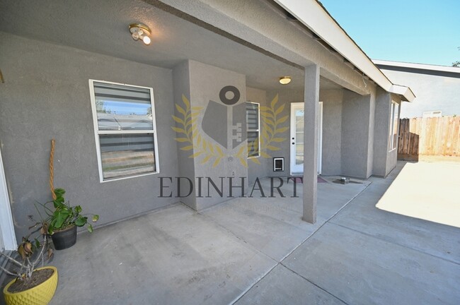 Building Photo - 5825 W Wathen Ave