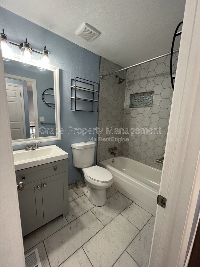 Building Photo - 3054 S Fraser St