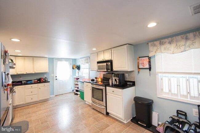 Building Photo - 113 Maple Ave