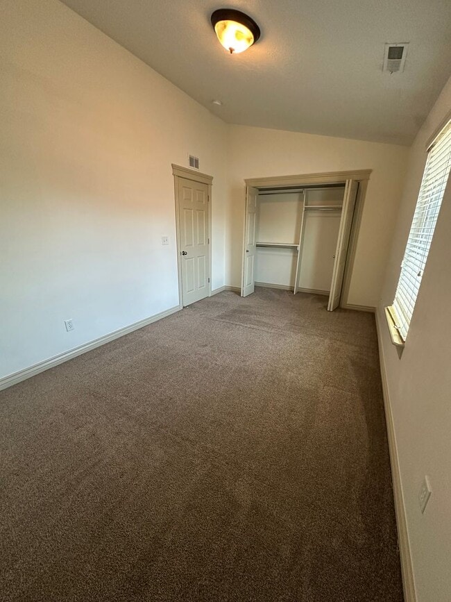 Building Photo - GET $1000 OFF THE FIRST MONTHS RENT!!!