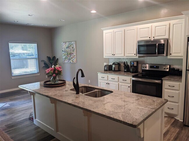 Building Photo - 3400 Lyric St