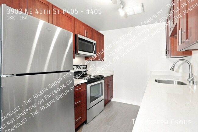 Building Photo - 3903 NE 45th St