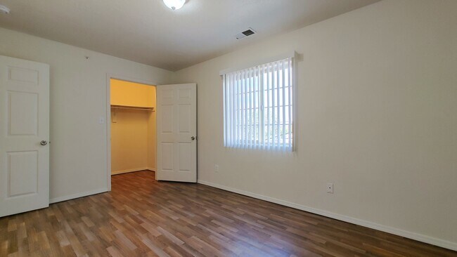 Building Photo - 509 Valencia Dr SE