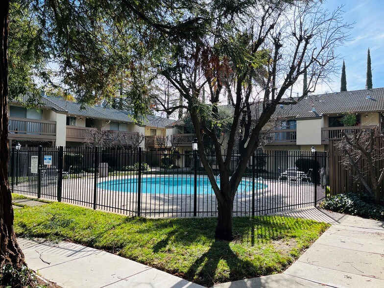 Building Photo - 2734 Oak Rd. #62