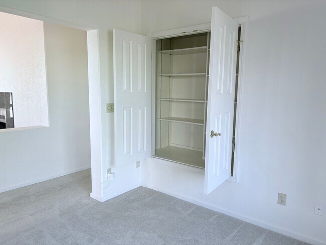 Building Photo - Spacious 2bd/2bath + Den home in gorgeous community (there's a lake!)