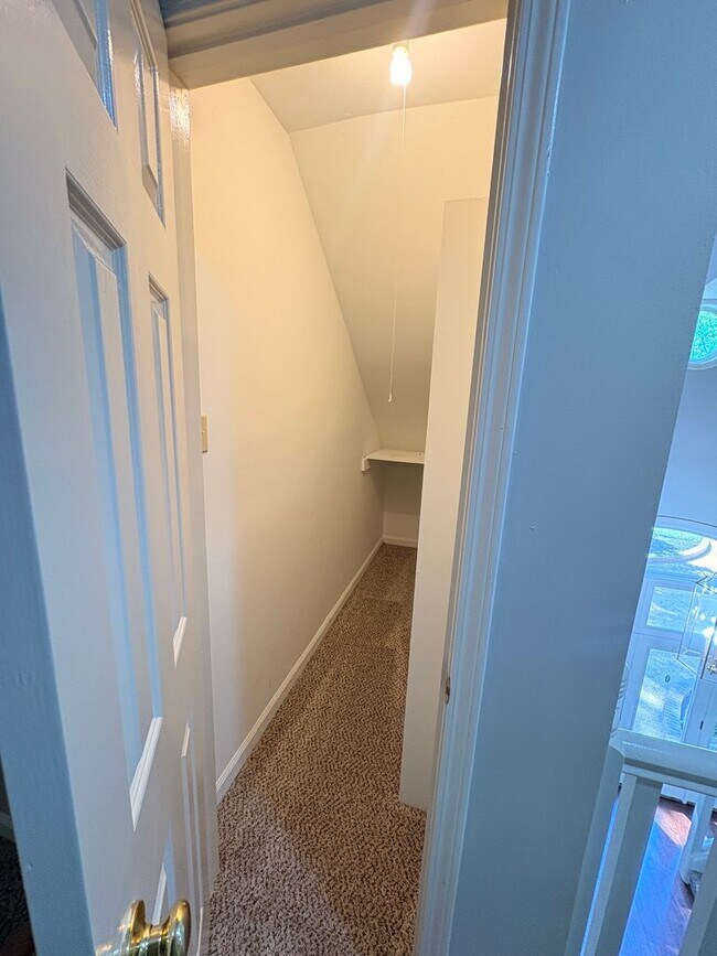 Building Photo - Newly Painted Germantown Home Minutes Away From Thornwood Market Row. Pets Are Welcome With Owner...