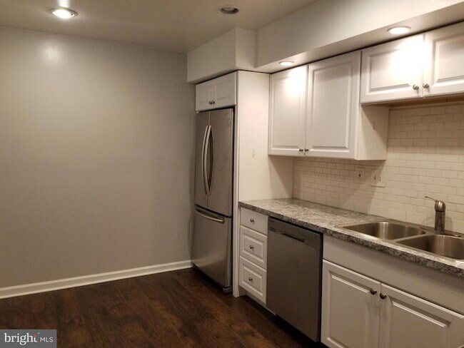 Building Photo - 1005 Worthington Dr