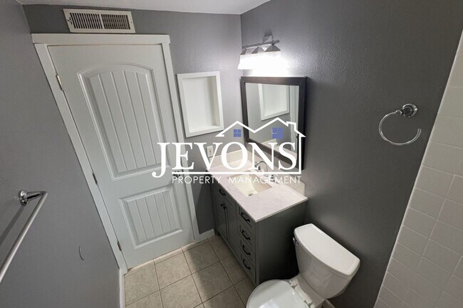 Building Photo - 3BR/1BA House in Federal Way -- Available Now