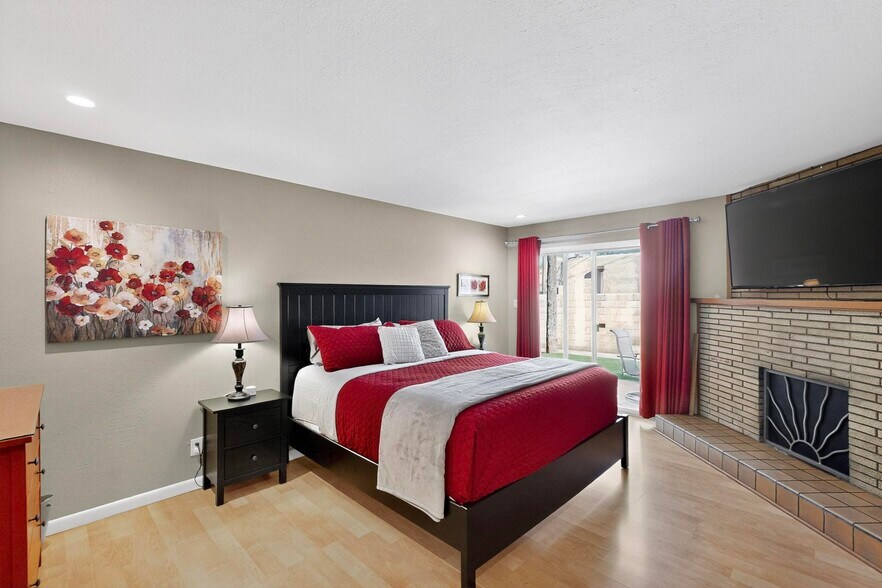 front bedroom with king bed, walk-in-closet, smartTV, access to back yard - 4715 Marquette Ave NE