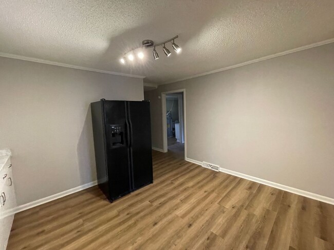 Building Photo - 3 bedroom 1 bath house available!