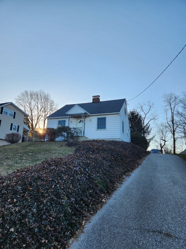 Building Photo - 344 Woodland View Dr