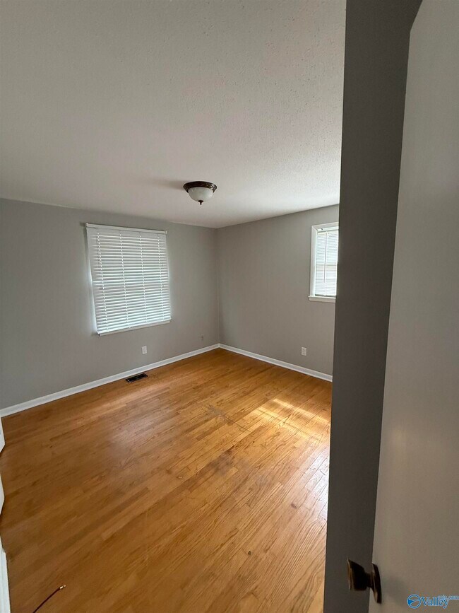 Building Photo - 3205 Lewisburg Dr NW