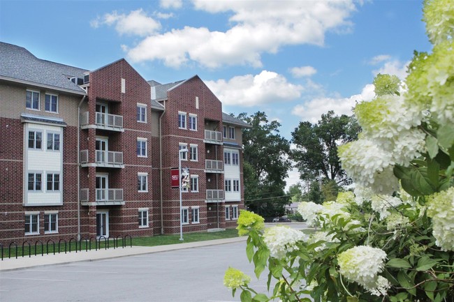 Building Photo - Wall and Grand Apartments