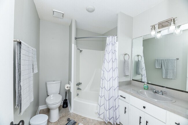 Building Photo - Charming and Spacious Home