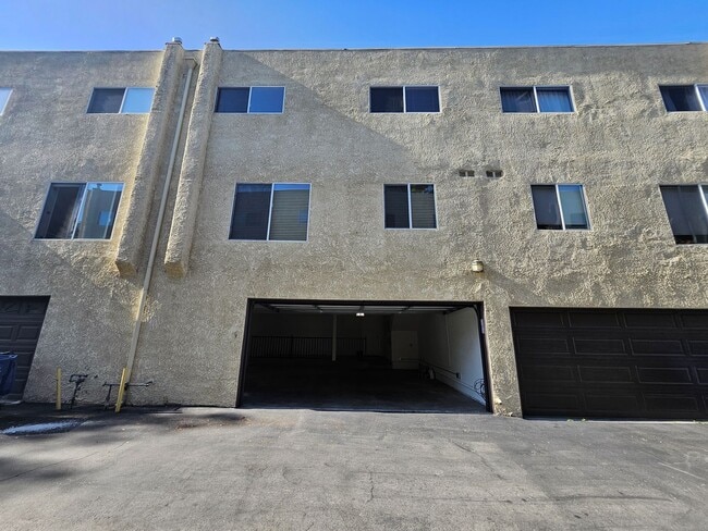 Building Photo - Modern Comfort Meets Convenience — 4-Bedro...