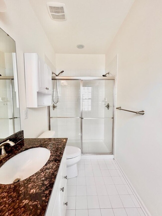 Building Photo - Welcome to the desirable Howard Square