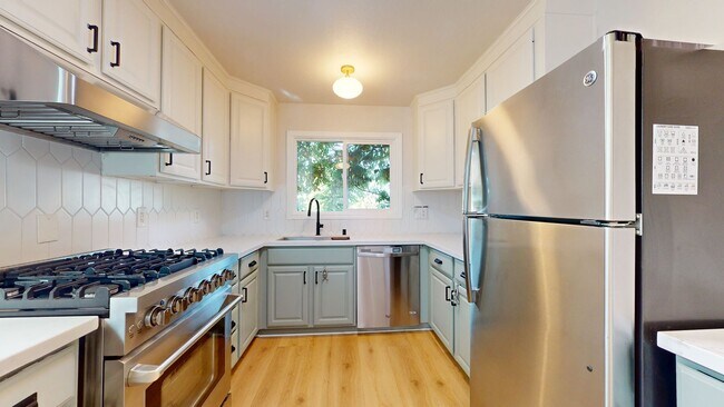 Building Photo - Mid-Century Home Available in the Richmond...