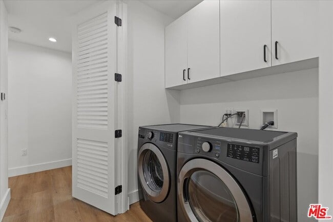 Building Photo - 4825 Satsuma Ave