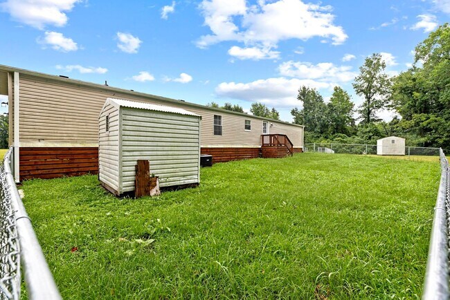 Building Photo - 3 bedroom Available Now!