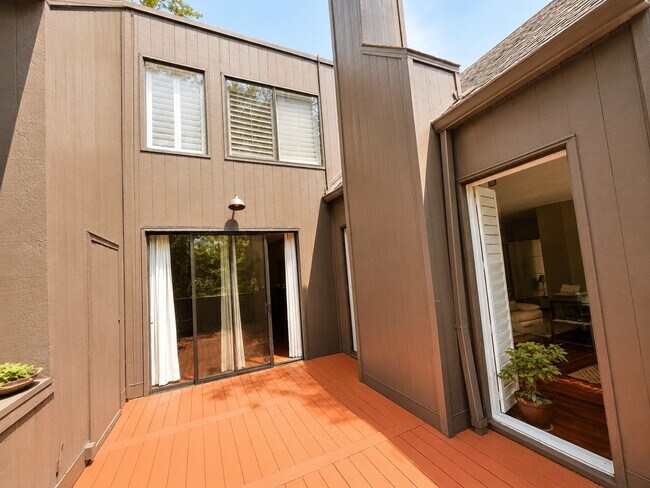 Building Photo - 246 Litchfield Ln