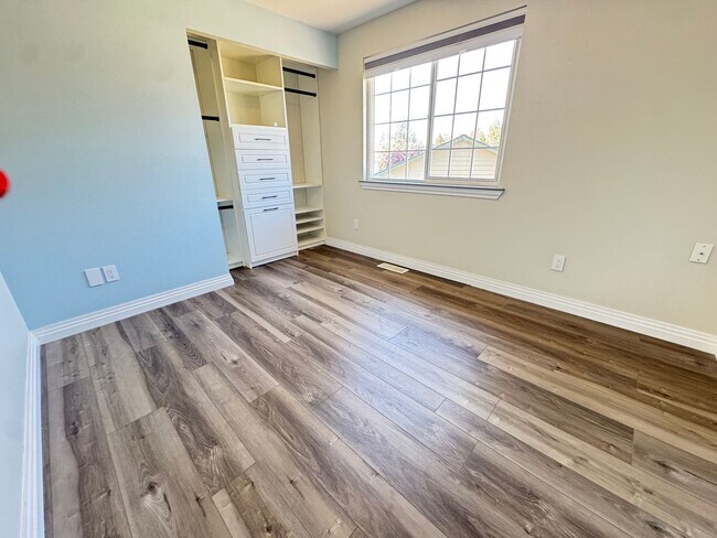 Building Photo - Fully updated 3 bed/2.5 bath home