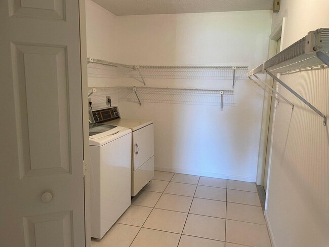 Building Photo - 420 Ashwood Pl
