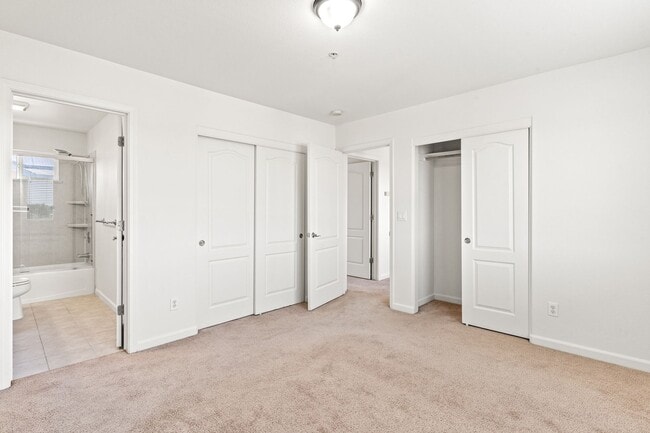 Building Photo - Spacious 2 Bed, 2.5 Bath Townhouse in Gate...