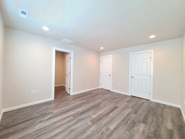 Building Photo - $2,350- 3 Bed / 2 Bath Beautiful Newer Bui...