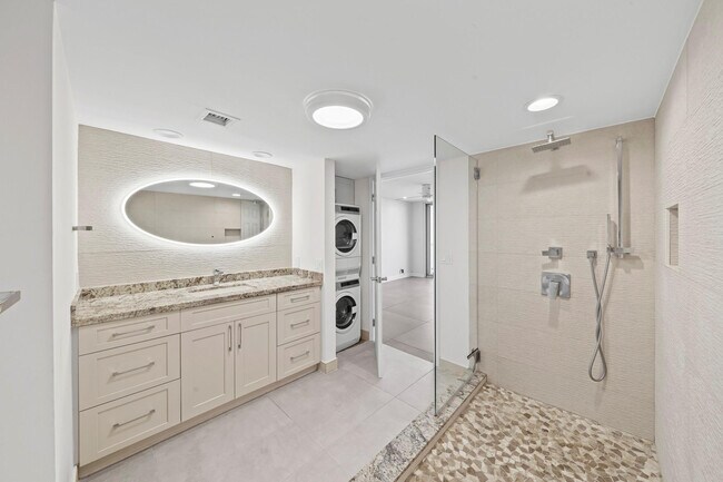 Building Photo - 3051 NE 48th St