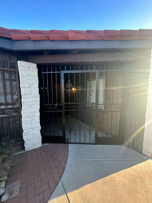 Building Photo - Townhome in non-age restricted area of Green Valley