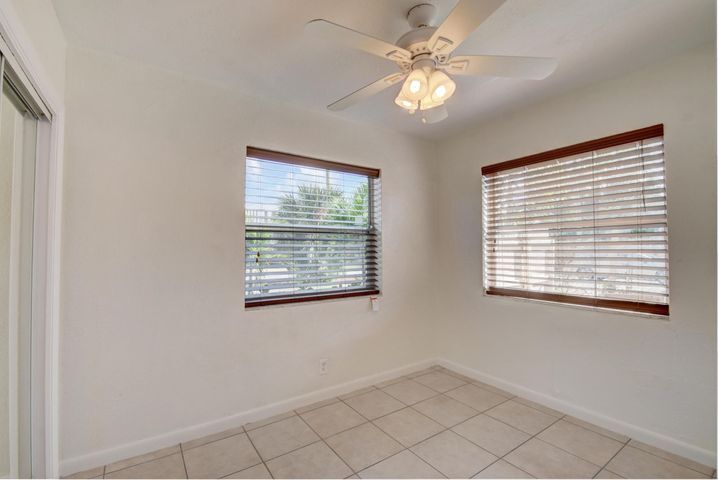 Building Photo - 710 SE 4th Ave