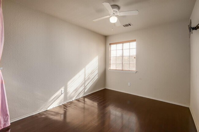 Building Photo - 1036 Doras Dr