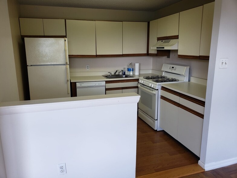 Kitchen - 1030 E Lancaster Ave