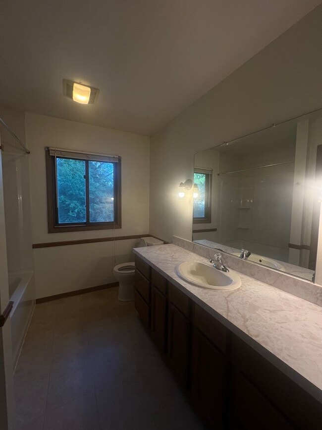 Building Photo - Lovely 2 Bedroom Southside Holland