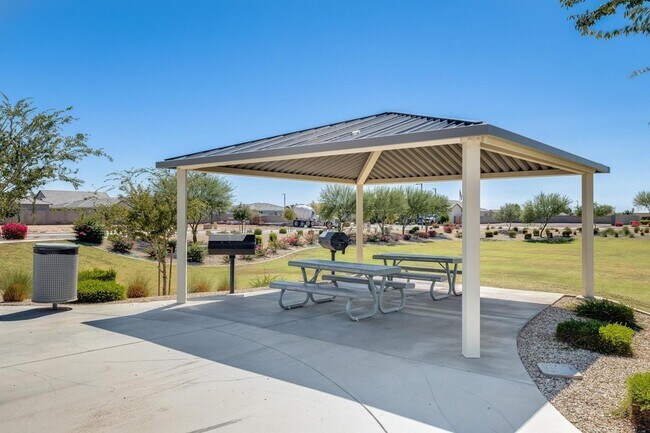 Building Photo - 17056 W Red Bird Rd