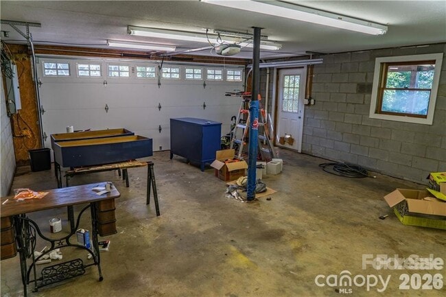 Building Photo - 40 Crestwood Dr