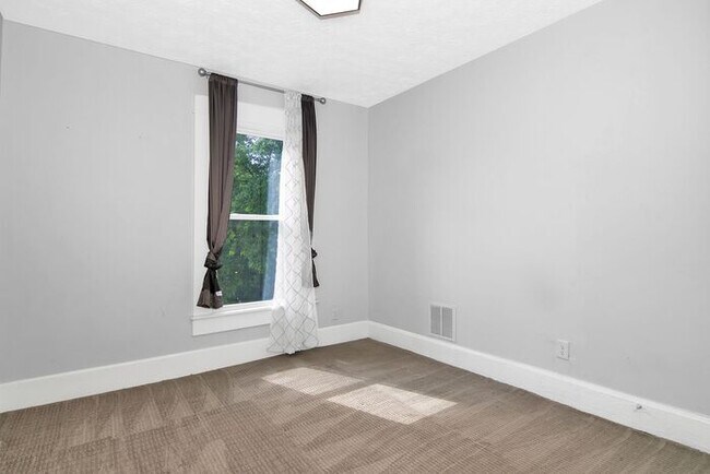 Building Photo - Classic Remodeled Townhome in Windsor Park