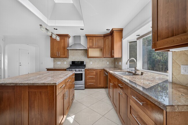 Building Photo - 879 S Knickerbocker Dr