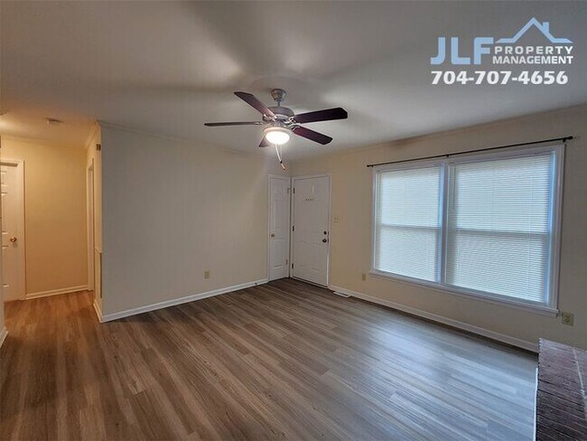 Building Photo - 2 Bed /1.5 Bath Duplex in Convenient Kanna...