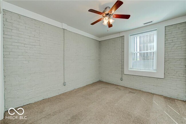 Building Photo - 655 E 24th St