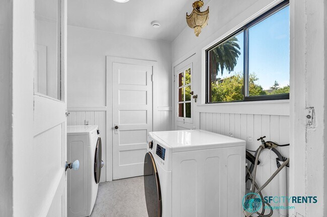 Building Photo - Castro/Eureka Valley: Top Floor Flat w/ in-unit W/D & Shared Yard